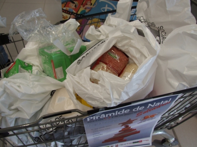 Pirâmide de Natal Solidário angariou 2.150 kg de bens alimentares