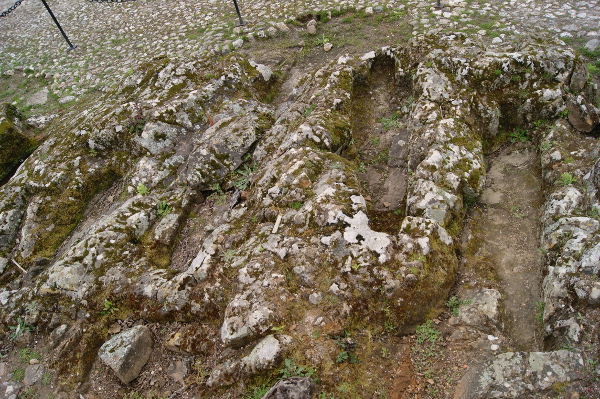 Necrópole de Sepulturas escavadas na rocha de feições antropomórficas 