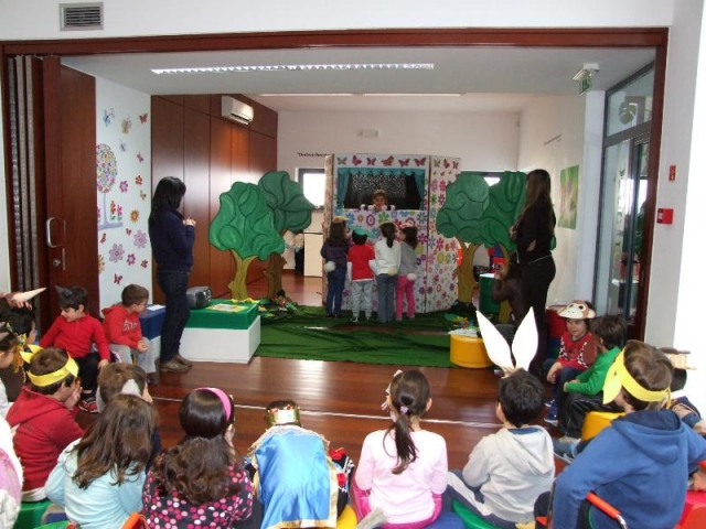  Crianças dramatizam “A História da Carochinha” na Biblioteca Municipal 